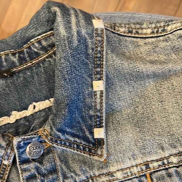 Ezra Fitch button cropped medium wash L distressed  jacket with panel inserts - Picture 6 of 17